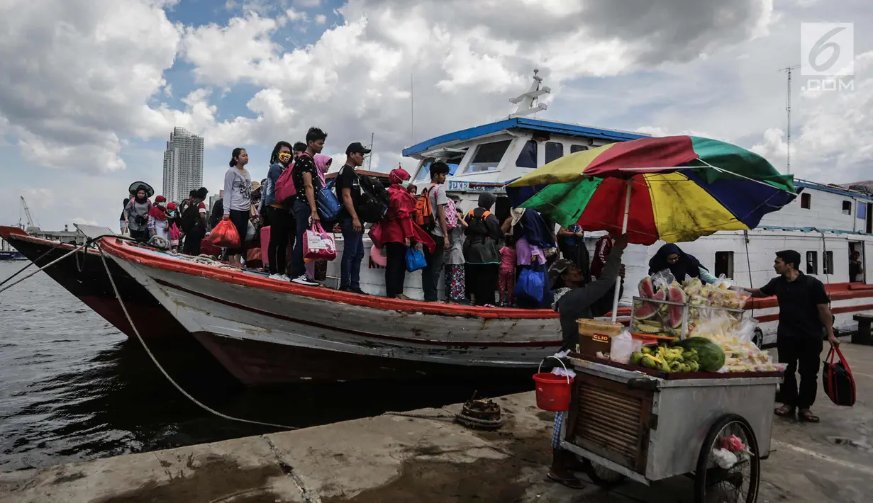 Penumpang mengantre untuk turun dari kapal wisata di Pelabuhan Kali Adem, Jakarta, Senin (1/1). Warga memadati Pelabuhan Kali Adem usai berlibur ke pulau-pulau kecil di utara Jakarta untuk merayakan Tahun Baru. (Liputan6.com/Faizal Fanani)