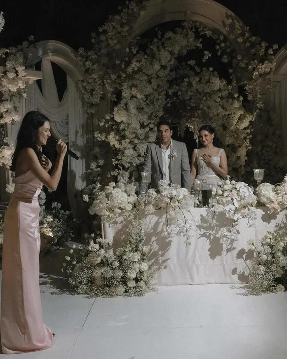 7 Potret Mikha Tambayong Jadi Bridesmaid di Pernikahan Yunita Siregar, Menawan