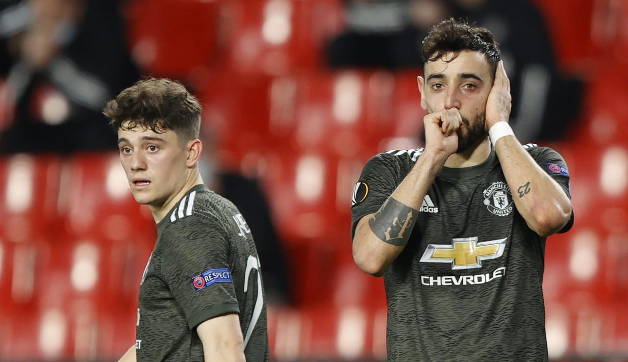 Gelandang Manchester United, Bruno Fernandes (kanan) melakukan selebrasi usai mencetak gol kedua timnya ke gawang Granada dalam laga leg pertama perempatfinal Liga Europa 2020/2021 di Nuevo Los Carmenes Stadium, Granada, Kamis (8/4/2021). Manchester United menang 2-0. (AP/Fermin Rodriguez)