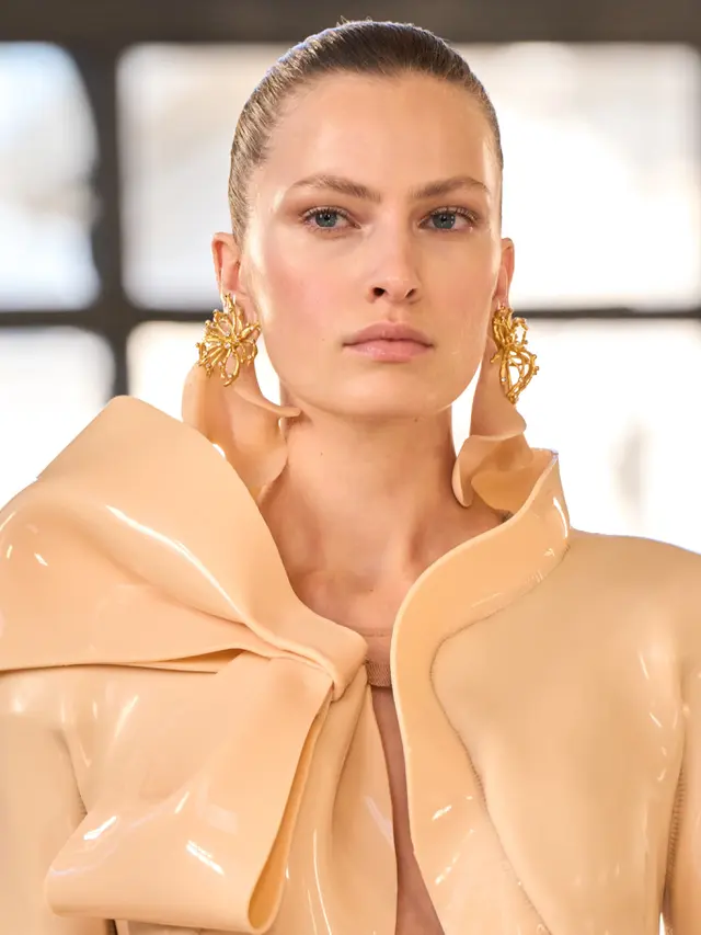 Tren Beauty Paris Haute Couture Week 2026, dari Hepburn Bangs hingga Lace Lips yang Artistik