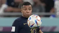 Timnas Prancis memang sangat mengandalkan kemahiran Kylian Mbappe untuk mencetak gol dalam pertandingan kali ini agar bisa merebut tiket 16 Besar Piala Dunia 2022. (AP Photo/Thanassis Stavrakis)