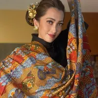 Ghies The Label, yang berfokus pada desain casual dan formal bagi pria dan wanita memperkenalkan produk-produk yang memadukan keberagaman warisan budaya Indonesia seperti  tenun ikat, songket dan batik dari berbagai daerah di tanah air.