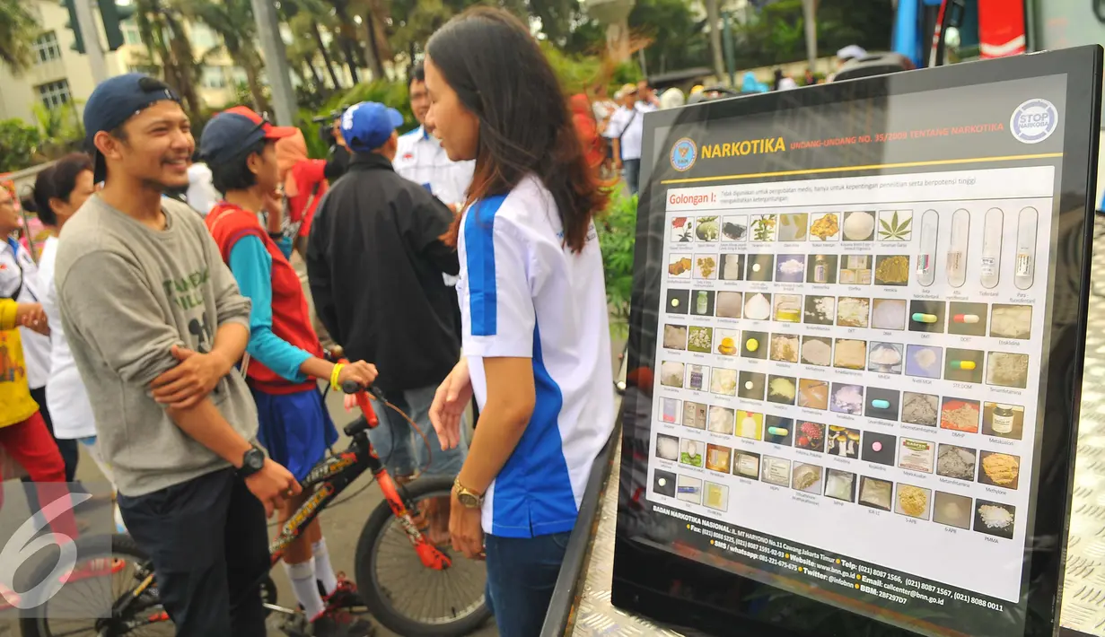 Poster jenis-jenis narkoba yang dipampang saat sosialisasi di CFD, Jakarta, Minggu (5/2). Hal tersebut dilakukan agar masyarakat dapat terhindar dari zat terlarang tersebut. (Liputan6.com/Angga Yuniar)
