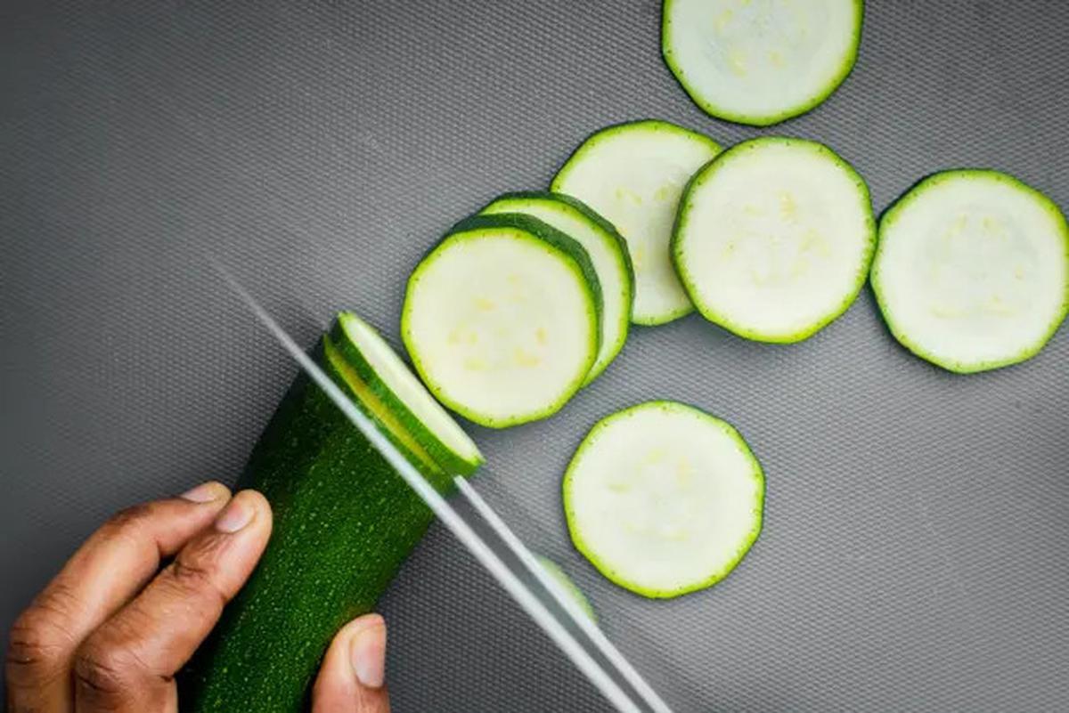 Cara Mencerahkan Bibir Gelap dengan Timun, Solusi Alami yang Efektif
