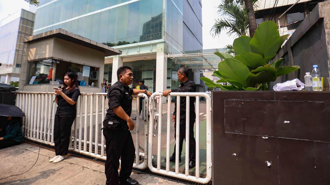 FOTO: Kejagung Geledah Kantor BGN Aktivitas Pegawai Terganggu
