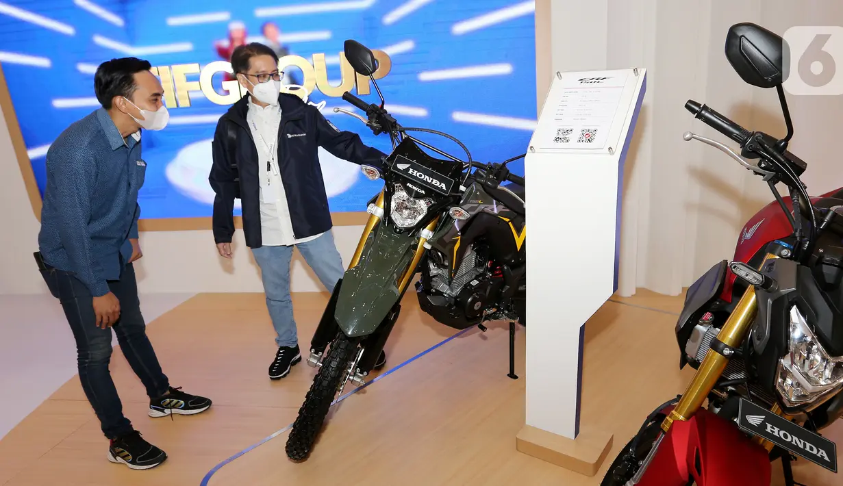 New Motor Cycle (NMC) Financing Marketing Regional I Division Head FIFGROUP Benny Setiawan (kanan) berbincang dengan pengunjung di pameran GIIAS 2021, ICE BSD Tangerang, Selasa (16/11/2021). Tujuh Lembaga Jasa Keuangan Astra Financial menawarkan promo unggulan. (Liputan6.com/Fery Pradolo)
