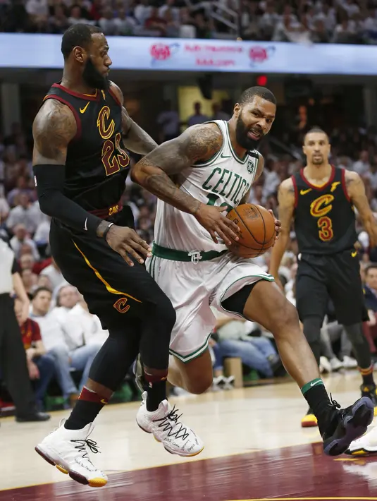 Aksi pemain Boston Celtics, Marcus Morris mencoba melewati adangan pemain Cavaliers, LeBron James pada gim keenam final wilayah timur NBA basketball di Quicken Loans Arena, (25/5/2018). Cavaliers menang 109-99. (AP/Ron Schwane)