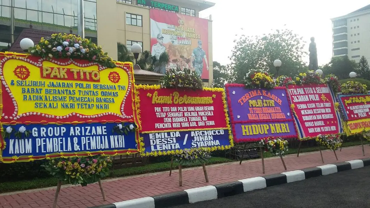 Karangan bunga untuk Kapolri
