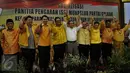 Sembilan Kandidat Bakal Calon (Balon) Ketua Umum DPP Partai Golkar bersalaman di kantor DPP Partai Golkar, Jakarta, Senin (2/5). (Liputan6.com/Johan Tallo)