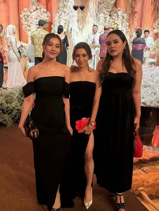 Aal memancarkan pesona elegan dalam balutan off-the-shoulder dress, sedangkan Thariq dengan setelan jas hitamnya.  [@aaliyah.massaid].