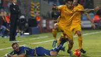 Pemain Barcelona Dani Alves berebut bola dengan pemain Getafe Mehdi Lacen (jatuh) dalam lanjutan La Liga Spanyol di Stadion Coliseum Alfonso Perez,  Getafe, Madrid, Sabtu (31/10/2015) Barcelona menang 2-0. (EPA/Javier Lizon)