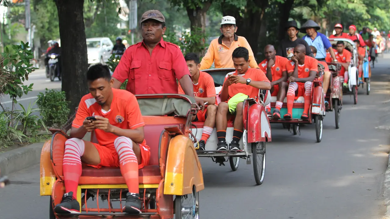 Skuat Persija Jakarta naik becak jelang laga lawan Persib Bandung