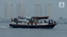 Sebuah kapal membawa wisatawan seusai menikmati libur di Kepulauan Seribu, Jakarta, Kamis (12/3/2020). Observasi virus corona Covid-19 di Pulau Sebaru, Kepulauan Seribu, tidak mempengaruhi iklim pariwisata di Kepulauan Seribu.  (merdeka.com/Imam Buhori)