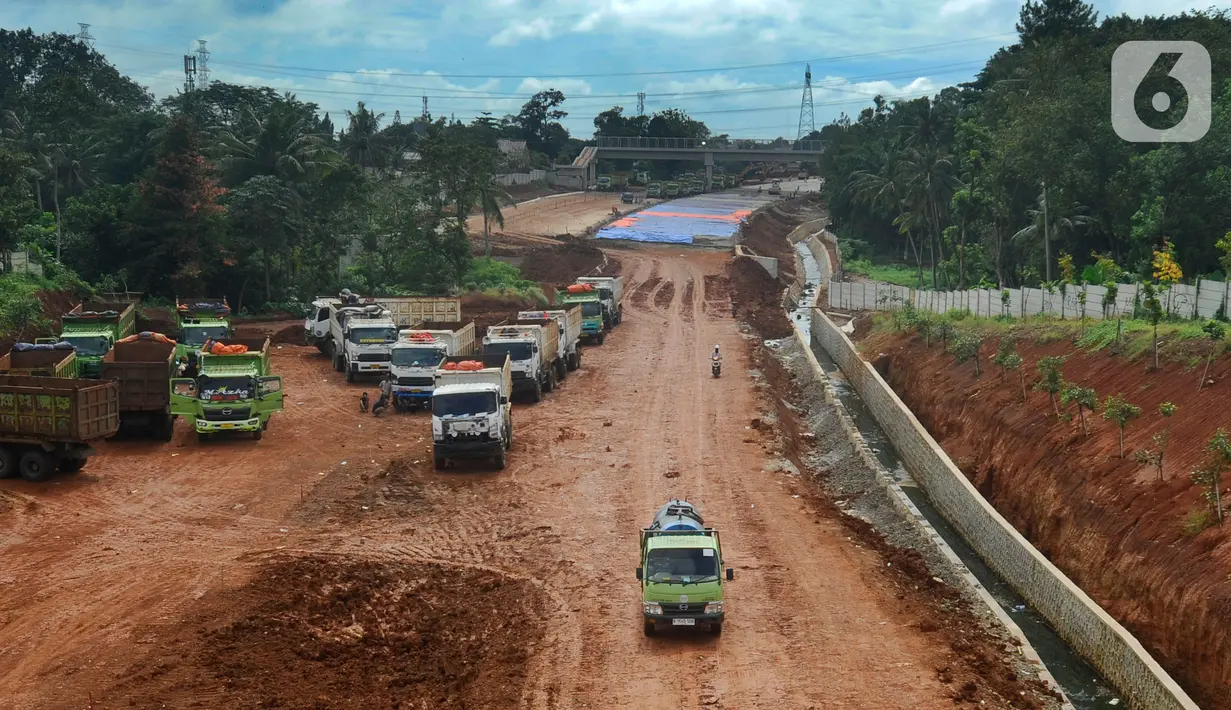 Pekerja beraktivitas di lokasi proyek jalan Tol Cinere-Jagorawi (Cijago) Seksi 3B yang menghubungkan Cinere-Serpong  di kawasan Limo, Depok, Kamis (9/3/2023). Jalan Tol Serpong-Cinere merupakan bagian dari enam ruas Jalan Tol Jakarta Outer Ring Road (JORR II). (merdeka.com/Arie Basuki)