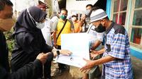 Bupati Banyuwangi Ipuk Fiestiandani serahkan dokumen kependudukan kepada warga perkebunan Jatirono Kalibaru  (Istimewa)