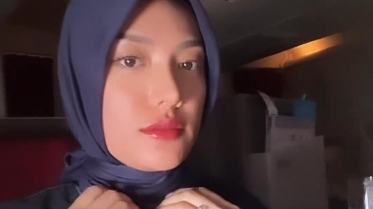 Tak sedikit yang ikut mendoakan Anissa Aziza selama melaksanakan ibadah umrah. Salah satunya Inara Rusli.<br>