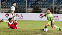 Kiper Filipina U-19, Quincy Kammeraad, berusaha menahan bola saat melawan Timnas Indonesia U-19 pada laga Piala AFF U-18 di Stadion Thuwunna, Myanmar, Kamis (7/9/2017). Indonesia menang 9-0 atas Filipina. (Liputan6.com/Yoppy Renato)
