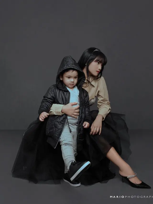 Pose elegan Fuji An dan Gala Sky di photoshoot terbaru (Foto: Instagram @fuji_an/@mariophotographie)