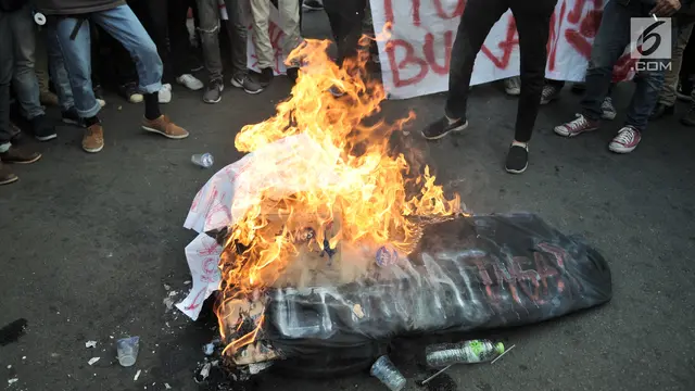 Protes Utang Negara, Mahasiswa Bakar Ban di Depan Istana
