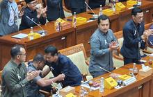 VIDEO: Momen Haru, Pecah Tangis Saling Berpelukan Hakim Saat Ditelepon Prabowo Janji Naikkan Gaji
