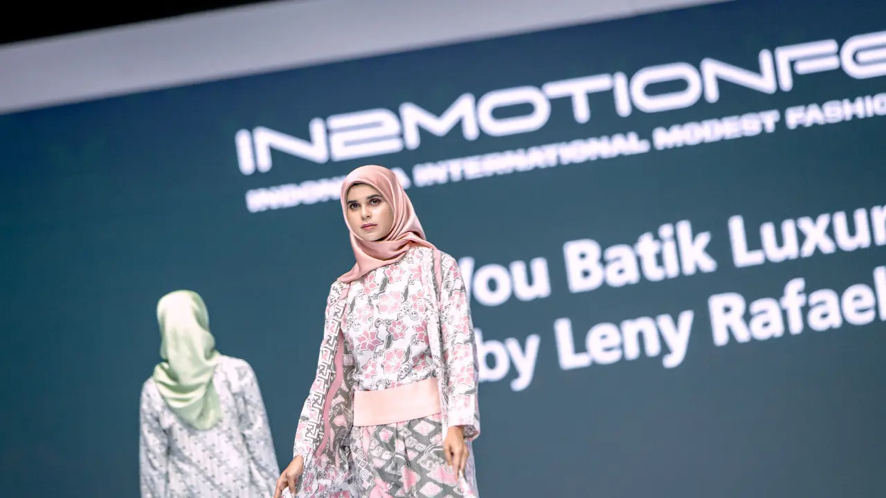 Perancang busana nasional Leny Rafael berkolaborasi dengan produk WOU Batik