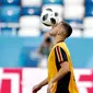 Gelandang Belgia, Eden Hazard mengontrol bola saat latihan jelang menghadapi Inggris pada grup G Piala Dunia 2018 di stadion Kaliningrad,  Rusia (27/6). Belgia telah mengumpulkan 6 poin sama seperti Inggris di grup tersebut. (AP Photo/Alastair Grant)