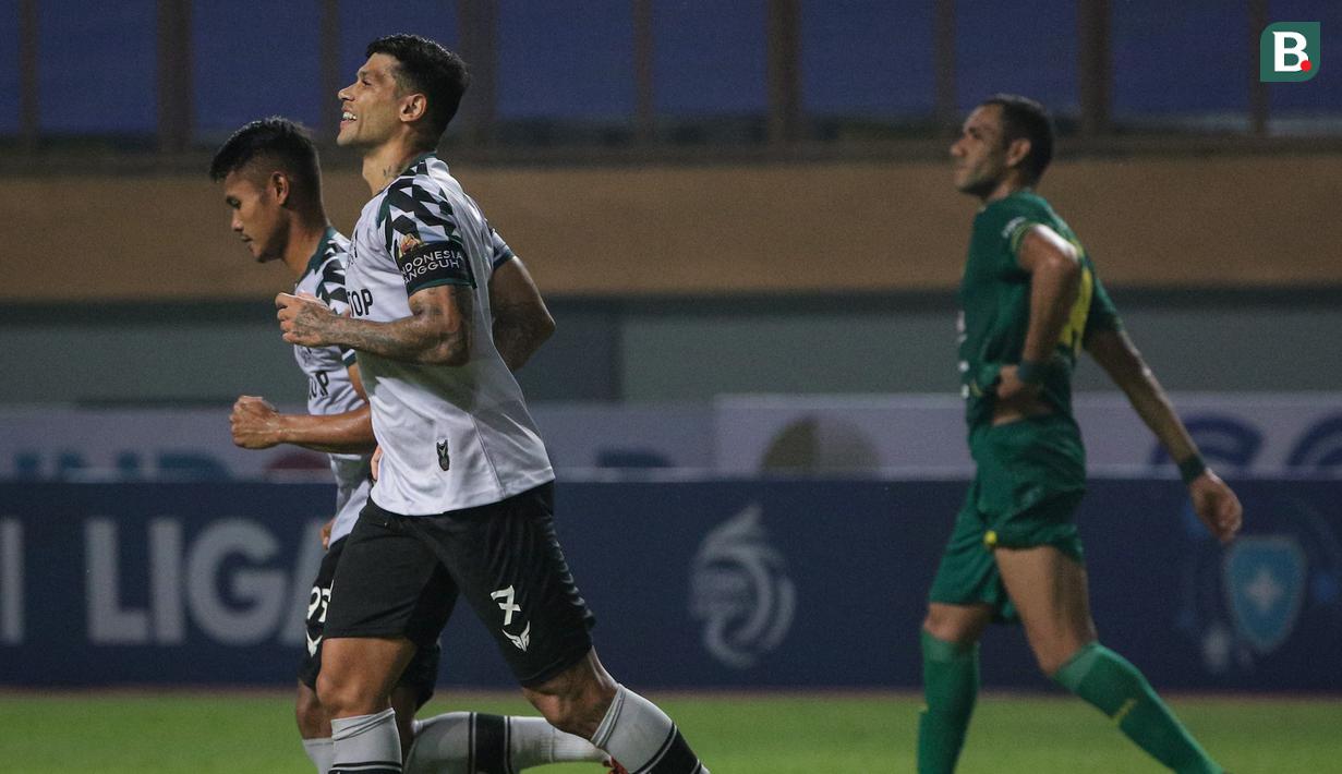 Gelandang Persikabo 1973, Ciro Henrique  merayakan gol yang dicetaknya ke gawang Persebaya Surabaya dalam laga pekan kedua BRI Liga 1 2021/2022 di Stadion Wibawa Mukti, Cikarang, Sabtu (11/09/2021). Persikabo kalah 1-3. (Foto: Bola.com/Bagaskara Lazuardi)