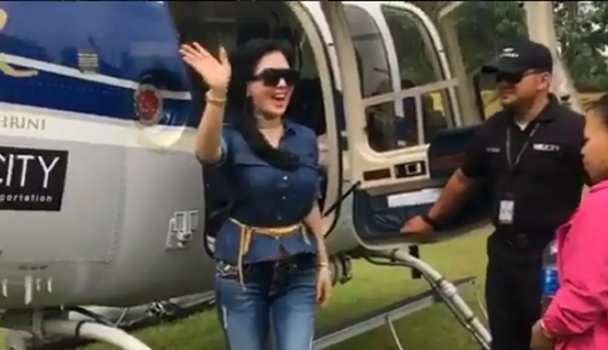 Demi menghindari kemacetan hingga berjam-jam saat lebaran seperti dikeluhkan oleh para pemudik, pemilik nama asli Rini Fatimah Jaelani itu menggunakan helikopter dari Sukabumi ke Jakarta. (Instagram/princessyahrini)