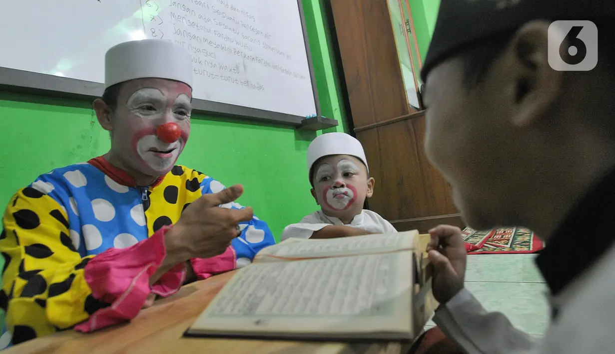 Sehari-hari Yahya menyampaikan pelajaran tentang nilai-nilai moral, adab dan ahlak. Lebih dari 45 anak-anak yang rata-rata yatim piatu ia ajari ilmu tentang agama Islam secara ikhlas tanpa mengharapkan imbalan apapun. (merdeka.com/Arie Basuki)