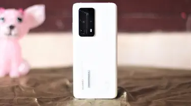 Bodi belakang Huawei P40 Pro Plus (Liputan6.com/ Agustin Setyo W)