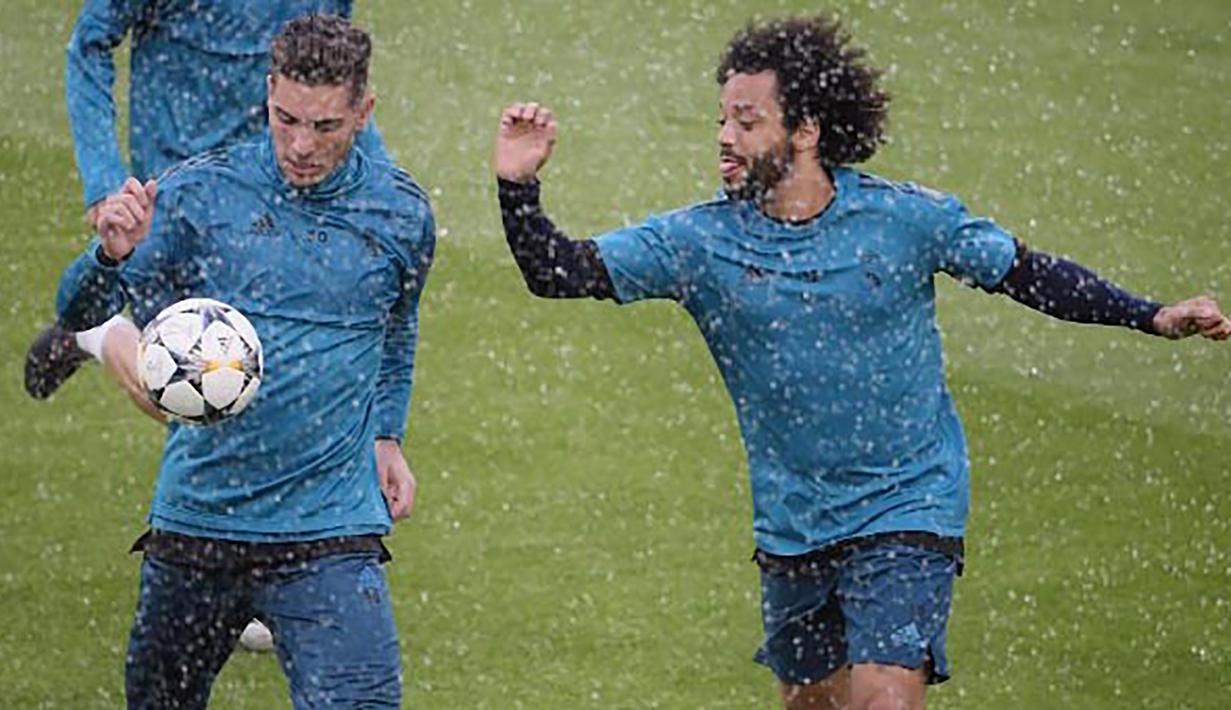 Bek Real Madrid, Marcelo dan Luca Fernandez, saat latihan jelang laga Liga Champions di Stadion Allianz, Turin, Senin (2/4/2018). Real Madrid akan berhadapan dengan Juventus. (AFP/Marco Bertorello)