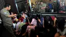 Petugas Satpol PP mengintrogasi sejumlah wanita selama razia panti pijat di BSD, Tangerang Selatan, Selasa (25/6/2019). Dalam razia tersebut puluhan wanita diamankan karena tidak bisa menunjukan kartu identitas. (merdeka.com/Arie Basuki)