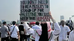 Sebelumnya, ibu tiga anak ini juga ikut serta dalam Aksi Bela Palestina di Monas belum lama ini. Dalam momen tersebut, Inara sudah tampak memakai hijab bermotif bendera Palestina. Penampilannya juga disorot karena tampil mengenakan cadar selama aksi berlangsung. (Liputan6.com/IG/@mommy_starla)