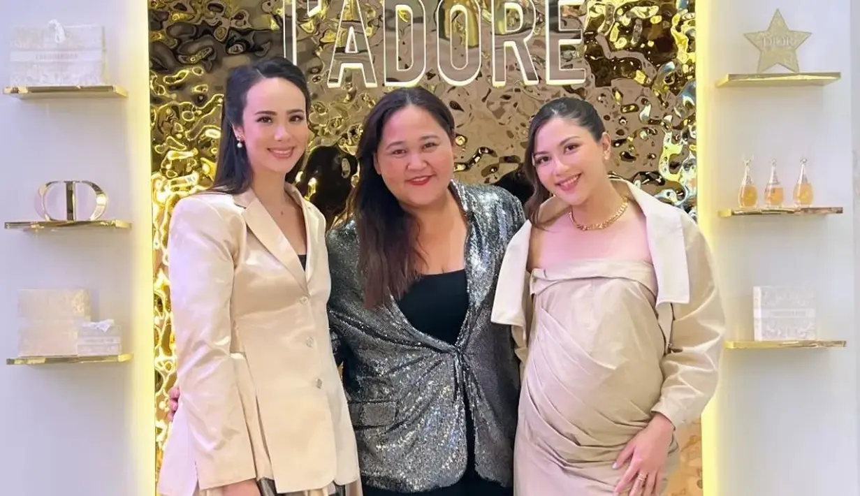 Lagi, penampilan cantik keibuan Jessica Mila pamer baby bump yang semakin besar. Ia mengenakan dress tanpa tali berwarna cokelat, ditumpuknya dengan jaket berkerah yang senada. Mana menurutmu penampilan terbaru Jessica Mila yang paling memancarkan aura keibuannya, Sahabat FIMELA? [Foto: Instagram/jesicamila03]