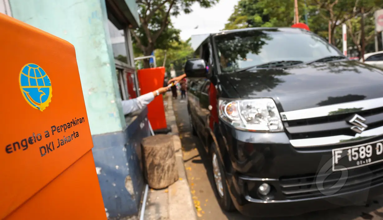 Pengendara mobil saat membayar parkir di kawasan IRTI Monas, Jakarta, Selasa (26/5/2015). UPT Parkir Dinas Perhubungan dan Transportasi DKI Jakarta akan meningkatkan Pendapatan Asli Daerah (PAD) dari retribusi parkir. (Liputan6.com/Faizal Fanani)