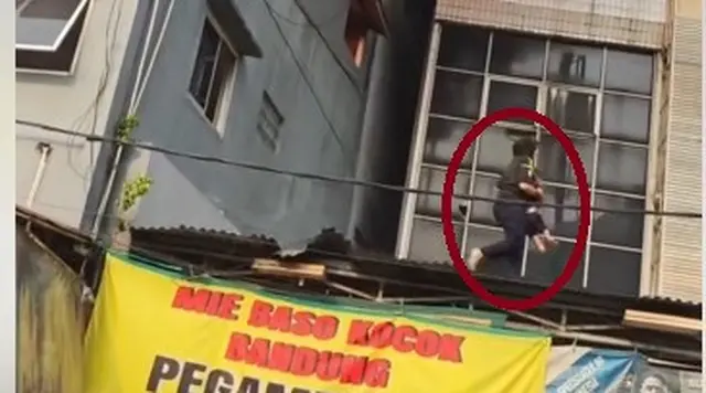 Momen Wanita Lompat dari Lantai 2 Selamatkan Bocah Saat Kebakaran RM Padang