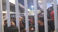 Suasana kisruh saat suporter Timnas Indonesia berdesakan saat memasuki tribune SUGBK. (Bola.com/Muhammad Adi Yaksa)