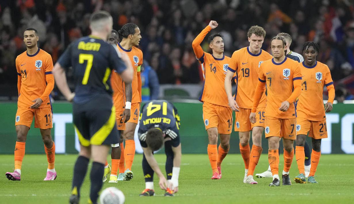 Pemain Belanda, Tijjani Reijnders, melakukan selebrasi setelah mencetak gol ke gawang Skotlandia pada laga persahabatan di Johan Cruijff Arena, Sabtu (23/3/2024). Tijjani Reijnders menyumbang satu gol dalam pertandingan ini. (AP Photo/Peter Dejong)