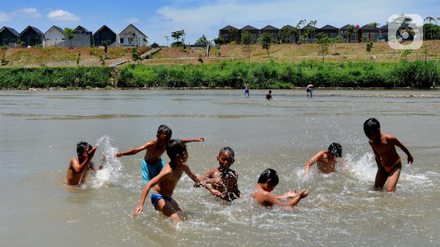 Keseruan Anak-Anak Bermain di Sungai Cisadane