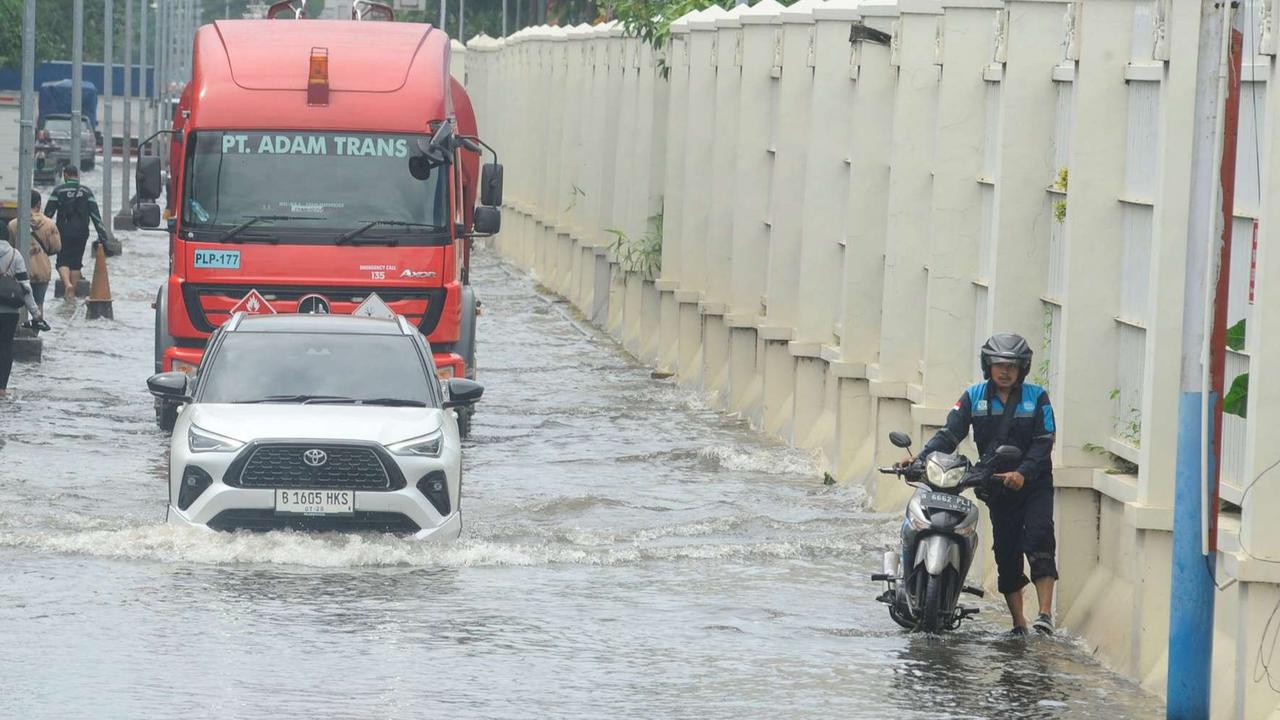 Pemprov Jakarta Tangani Kebocoran Tanggul Pantai Mulai 2025