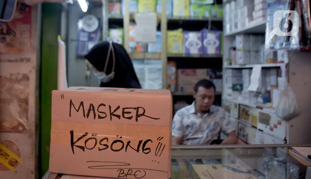Tulisan pemberitahuan masker kosong terlihat di Pasar Pramuka, Jakarta Timur, Jumat (6/3/2020). PD Pasar Jaya melakukan operasi pasar sejak Kamis (5/3/2020) kemarin untuk menjaga ketersediaan dan membuat harga masker kembali terjangkau. (Liputan6.com/Faizal Fanani)