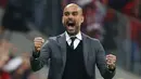 Josep Guardiola melakukan selebrasi usai Bayern Muenchen mencetak gol kelima (Reuters / Kai Pfaffenbach)