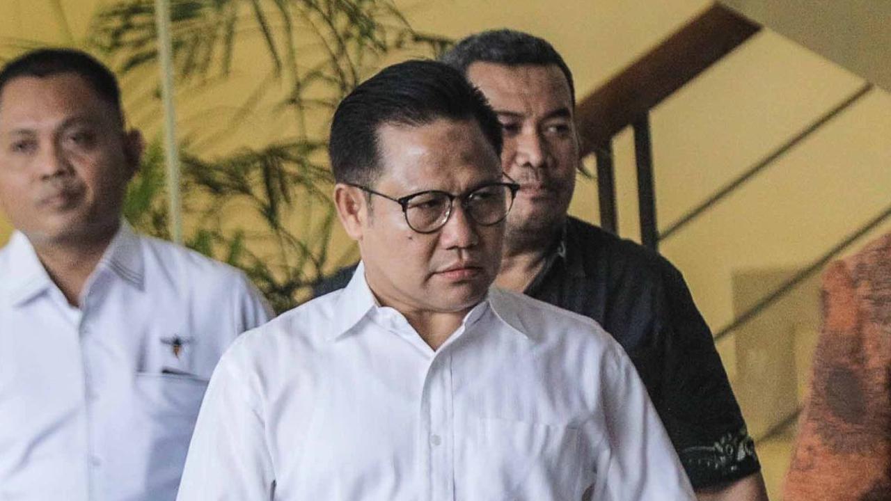 Datang mengenakan kemeja putih saat tiba di KPK, wajah Cak Imin sesekali terlihat serius.