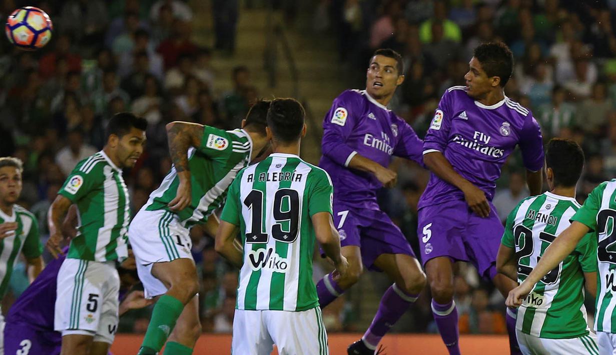 Penyerang Real Madrid, Cristiano Ronaldo, berusaha membobol gawang Real Betis pada laga La Liga di Stadion Benito Vilamarin, Seville, Minggu (15/10/2016). Madrid menang 6-1 atas Betis. (Reuters/Marcelo Del Pozo)
