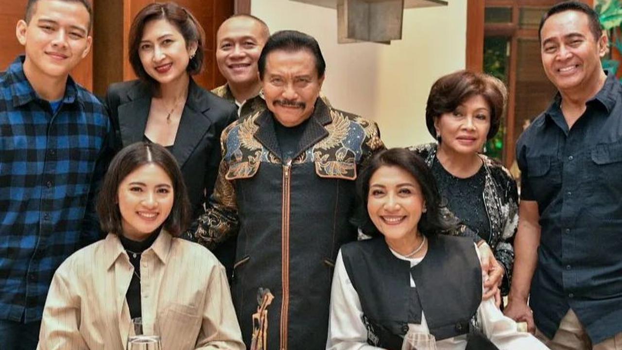 Tidak datang sendiri, Ia tampak ditemani oleh sang putra yang berprofesi sebagai perwira polisi bernama Iptu Hafiz Prasetia Akbar. <br>