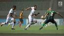 Pemain depan Bali United, Marcos Abel Flores Benard (tengah) mencoba mengecoh pemain PS TNI saat laga lanjutan Liga 1 Indonesia di Stadion Pakansari, Kab Bogor, Senin (10/7). Laga dimenangkan Bali United dengan skor 4-3. (Liputan6.com/Helmi Fithriansyah)