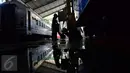 Pekerja Dari PT. KAI  melakukan perbaikan gerbong kereta di depo kereta Poncol Semarang, Jumat   (17/06). Bahkan PT. KAI memperkerjakan 30 orang per harinya untuk bisa mencapai target waktu lebaran. (Gholib)