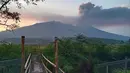 <p>Gunung Marapi memuntahkan abu vulkanik dari kawahnya di Agam, Sumatera Barat, Indonesia, Selasa (5/12/2023). Pihak berwenang Indonesia pada Senin menghentikan pencarian belasan pendaki setelah gunung berapi Gunung Marapi meletus lagi, mengeluarkan semburan abu panas baru sebagai setinggi 800 meter (2.620 kaki) ke udara, kata para pejabat. (AP Photo/Givo Alputra)</p>