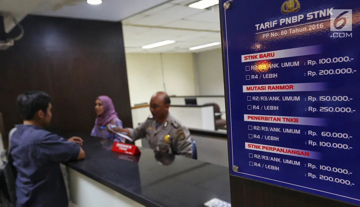 Pemilik kendaraan membayar pajak saat Program Pemutihan Pajak Kendaraan Bermotor di Samsat Polda Metro Jaya, Jumat (16/11). Kebijakan pemutihan pajak kendaraan bermotor di Jakarta berlaku Mulai 15 November - 15 Desember 2018. (Liputan6.com/Johan Tallo)