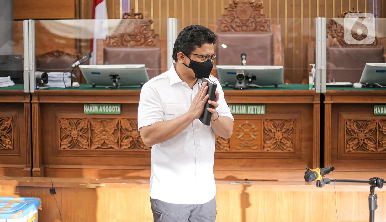 Terdakwa kasus pembunuhan Brigadir Nopriansyah Yosua Hutabarat atau Brigadir J, Ferdy Sambo membawa buku hitam saat menjalani sidang lanjutan dengan agenda mendengarkan keterangan saksi dari Jaksa Penuntut Umum (JPU) di Pengadilan Negeri Jakarta Selatan, Selasa (8/11/2022). Dalam sidang tersebut JPU menghadirkan 10 orang saksi. (Liputan6.com/Faizal Fanani)